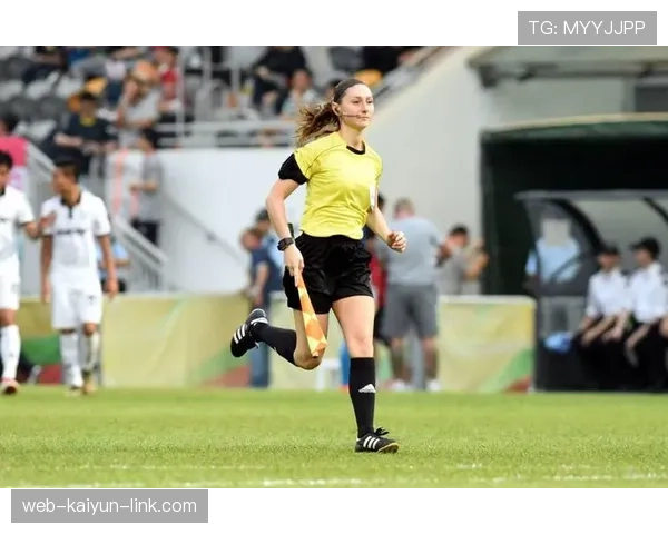 边裁职责：越位与出界判罚的关键判定与协助裁判要点